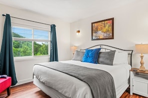 2 bedrooms, iron/ironing board, free WiFi, bed sheets - walk downtown •onsite heated pool •hot tub (GC507) (Gatlinburg)