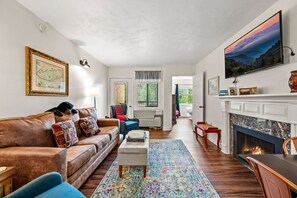 TV, fireplace - walk downtown •onsite heated pool •hot tub (GC507) (Gatlinburg)