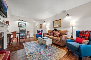 TV, fireplace - walk downtown •onsite heated pool •hot tub (GC507) (Gatlinburg)
