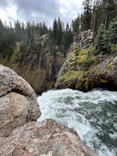 Located on highway 124 in Mkellar, between Lake Maitouwabing & Mckellar Lake. 