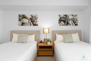 Desk, iron/ironing board, travel cot, WiFi - VT Stylish Studio + Balcony + Pool + Gym (Hallandale Beach)