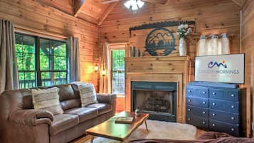 Fernseher, Kamin, Bücher