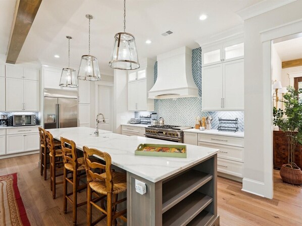 冷蔵庫、電子レンジ、オーブン、食器洗い機