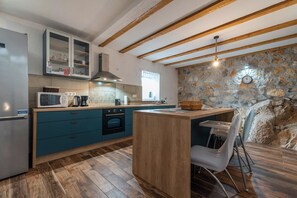 Fridge, microwave, oven, stovetop - Villa Emanuel in Ljubitovica - Haus für 4-6 Personen (Ljubitovica)