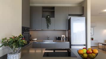 Apartamento superluxo | Cozinha privada | Geladeira grande, fogão, cooktop, lava-louças