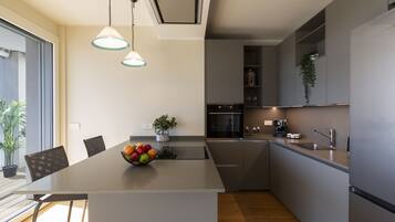 Apartamento superluxo | Cozinha privada | Geladeira grande, fogão, cooktop, lava-louças