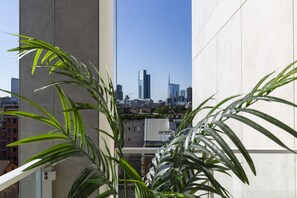 A cityscape with modern buildings and a clear sky. - notaMI - Torre Milano Luxury Apartment (Milan)
