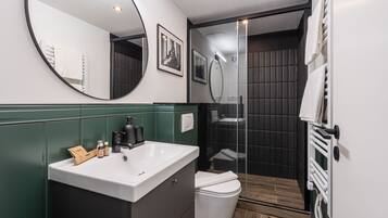 Appartement Supérieur | Salle de bain | Douche, serviettes fournies