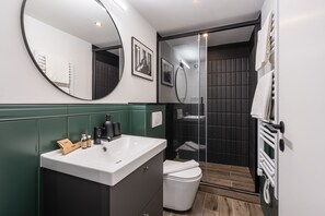 Superior-Apartment | Badezimmer | Dusche, Handtücher