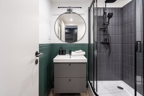 Deluxe-Apartment | Badezimmer | Dusche, Handtücher