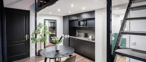 Apartamento standard | Cozinha privada | Micro-ondas, talheres/pratos/utensílios de cozinha