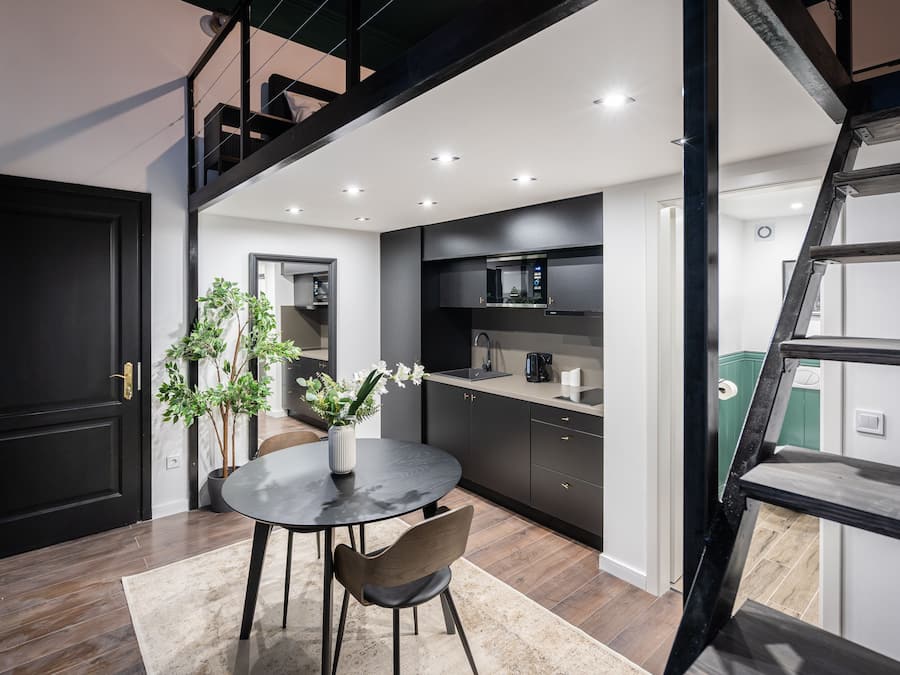 Standard Apartment | Private kitchen | Microwave, cookware/dishes/utensils