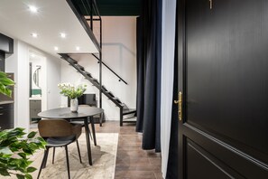 Standard Apartment | Private kitchen | Microwave, cookware/dishes/utensils