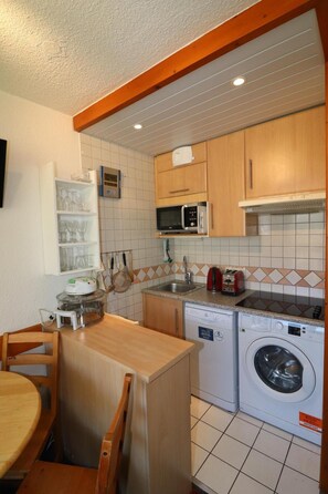 Fridge, microwave, dishwasher - 100m from resort center, 2nd floor, view mountain, balcony, tv, ski locker, 21m², Tignes (Tignes)