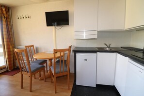 Fridge, microwave, dishwasher - 100m from resort center, 2nd floor, view mountain, balcony, tv, ski locker, 21m², Tignes (Tignes)