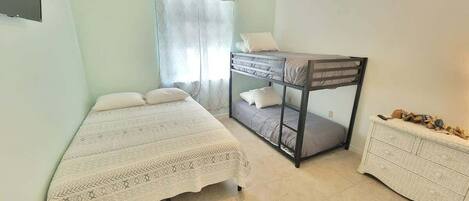Appartement, 2 chambres | 2 chambres, fer et planche Ă repasser, accĂšs au Wi-Fi (inclus)