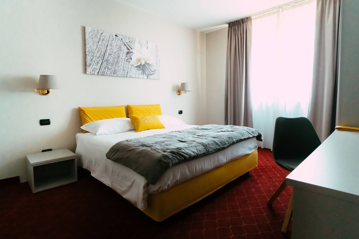 Habitación doble superior | Edredón, escritorio, espacio para trabajar con laptop y wifi gratis