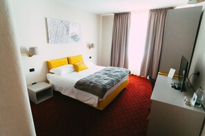 Superior Double Room | Down comforters, individually decorated, individually furnished, desk - Essenza Hotel (Verres)