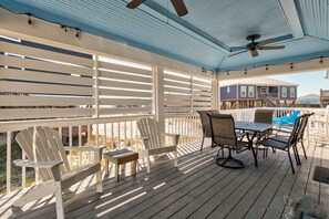 Outdoor dining - Feelin' Salty - 107 Quebec 4 Bedroom Home by RedAwning (Dauphin Island)