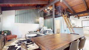 Condo, 2 phòng ngủ | Khu ăn uống