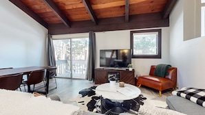 Condo, 2 phòng ngủ | Khu phòng khách