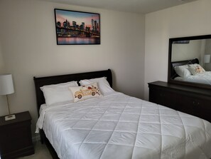 2 makuuhuonetta, työpöytä, silitysrauta/-lauta, ilmainen Wi-Fi