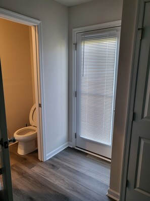 Hiustenkuivaaja, pyyhkeet, saippua, sampoo