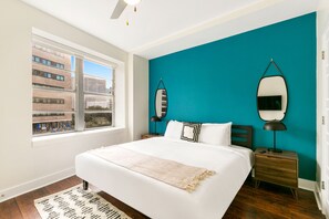 Luxury-Apartment, 4 Schlafzimmer | Wohnbereich | 65-Zoll-Smart-TV mit Satellitenempfang, Tischfußball
