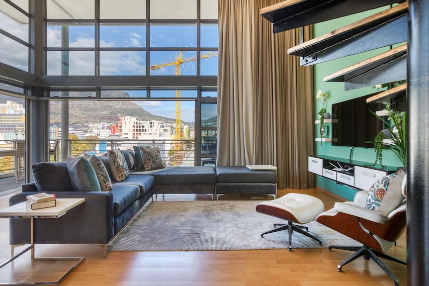 Always Power Soho City Retreat Split Level Apartment With Table Mountain View - Camps Bay