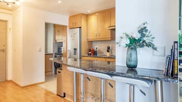 Coffee/tea maker, fridge, microwave, oven