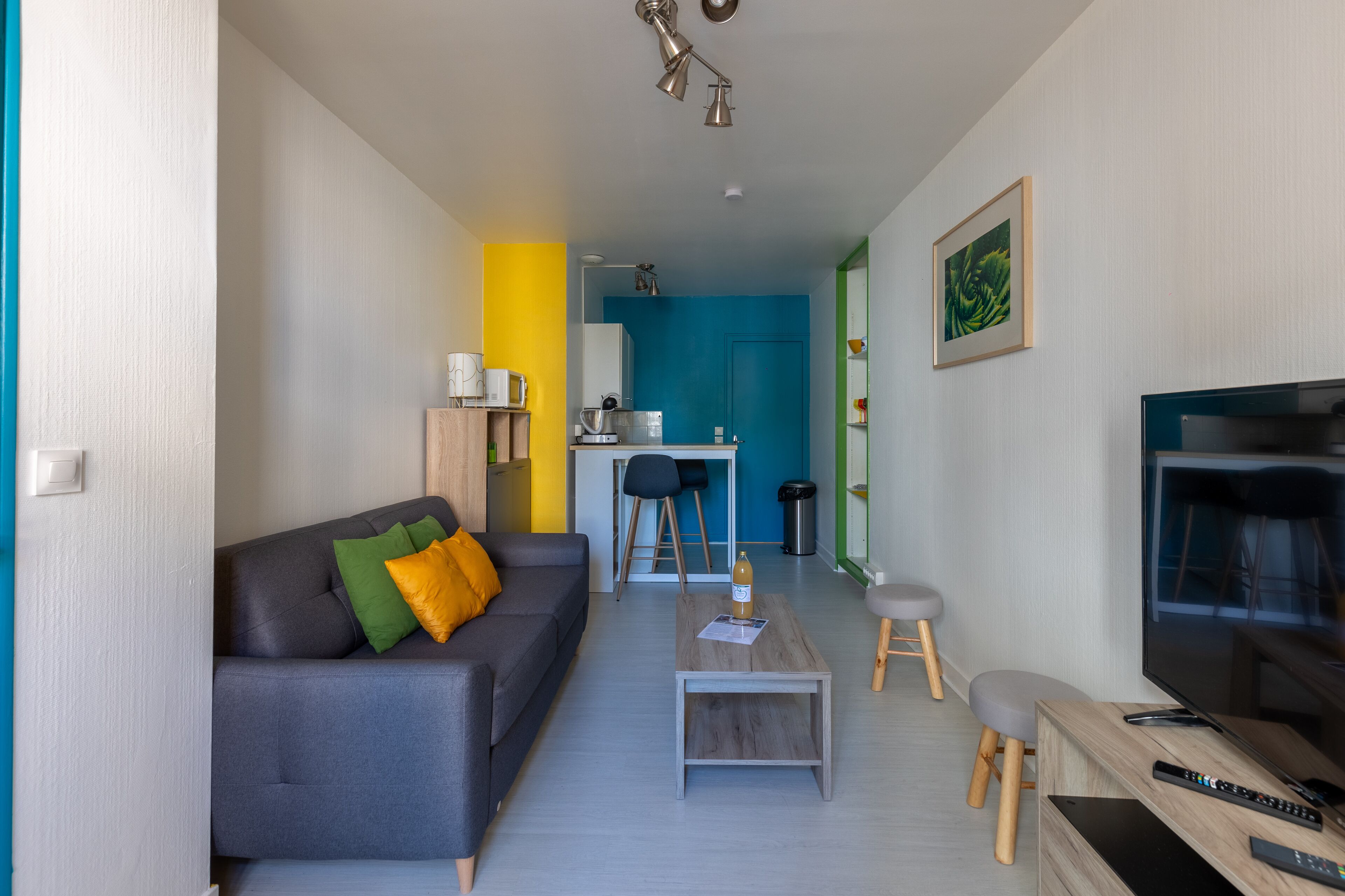 Bureau, fer et planche à repasser, Wi-Fi gratuit, draps fournis