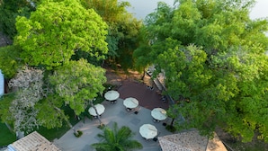 Vista aérea de un patio con asientos al aire libre y una vista del agua.