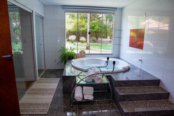 Luxury-Suite | Badezimmer | Kostenlose Toilettenartikel