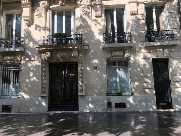 Exterior detail - Appartement Élégant à Deux pas de la Tour Eiffel (PARIS)
