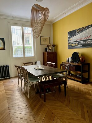 Dining - Appartement Élégant à Deux pas de la Tour Eiffel (PARIS)