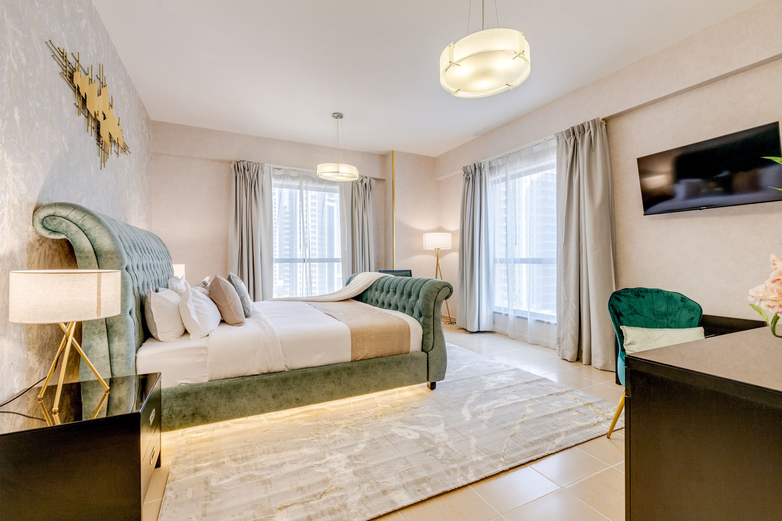 4 عدّة غرف نوم وبديكورات فريدة لكل غرفة وطراز فريد لكل وحدة ومكتب