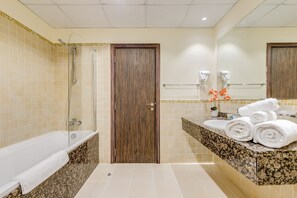 Elite Apartment, 4 Bedrooms, Balcony | Bathroom | Designer toiletries, hair dryer, towels, soap - GLOBALSTAY. Modern Ap steps to JBR Beach (Dubai)
