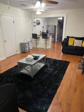 TV connectée, livres, chaîne hi-fi