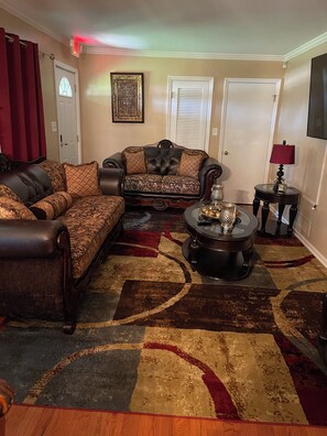 TV connectée, livres, chaîne hi-fi