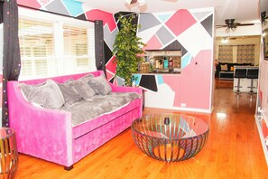 TV connectée, livres, chaîne hi-fi