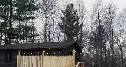 Tiny Timber, tiny cabin with a Scandinavian flair! Sauna & plunge tub!