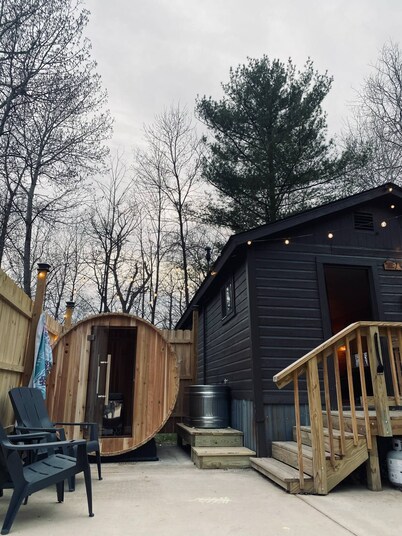 “Tiny Timber” Scandi cabin W/ Sauna, plunge tub!
