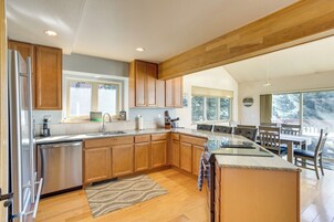 Una cocina moderna con armarios de madera, electrodomésticos de acero inoxidable y una isla grande.