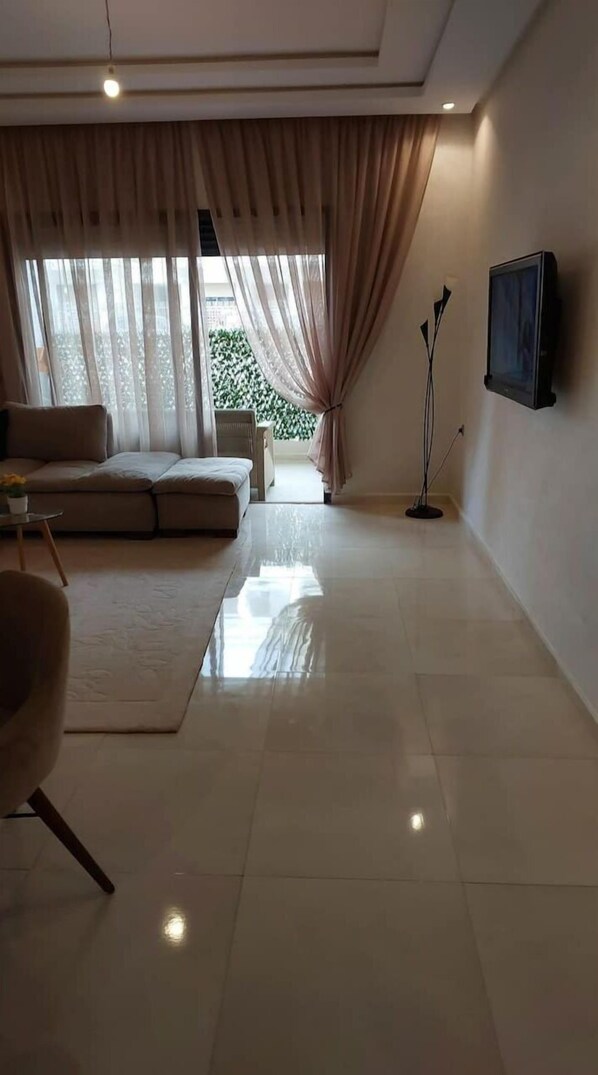 Living area - Appartement Luxueux Pour Trois Personnes a 2mn de la Plage de Bouznika (Bouznika)