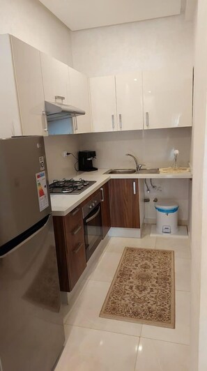 Private kitchen - Appartement Luxueux Pour Trois Personnes a 2mn de la Plage de Bouznika (Bouznika)