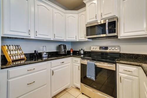 South Padre Island Condo w/ Shared Outdoor Pool!