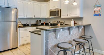 South Padre Island Condo w/ Shared Outdoor Pool!
