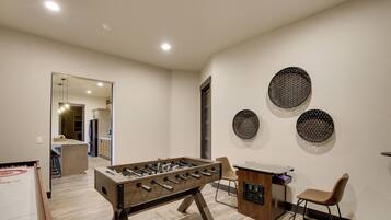 House (5 Bedrooms) | Interior