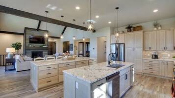 House (5 Bedrooms) | Interior