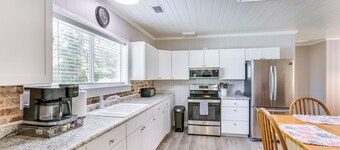 2 Mi to Mashes Sands Beach: Quiet Home w/ Dock!